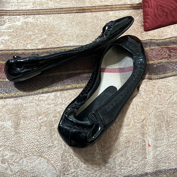 Burberry Patient leather flats. Made in Italy. Size 6. Still have lots of life! - Picture 2 of 5